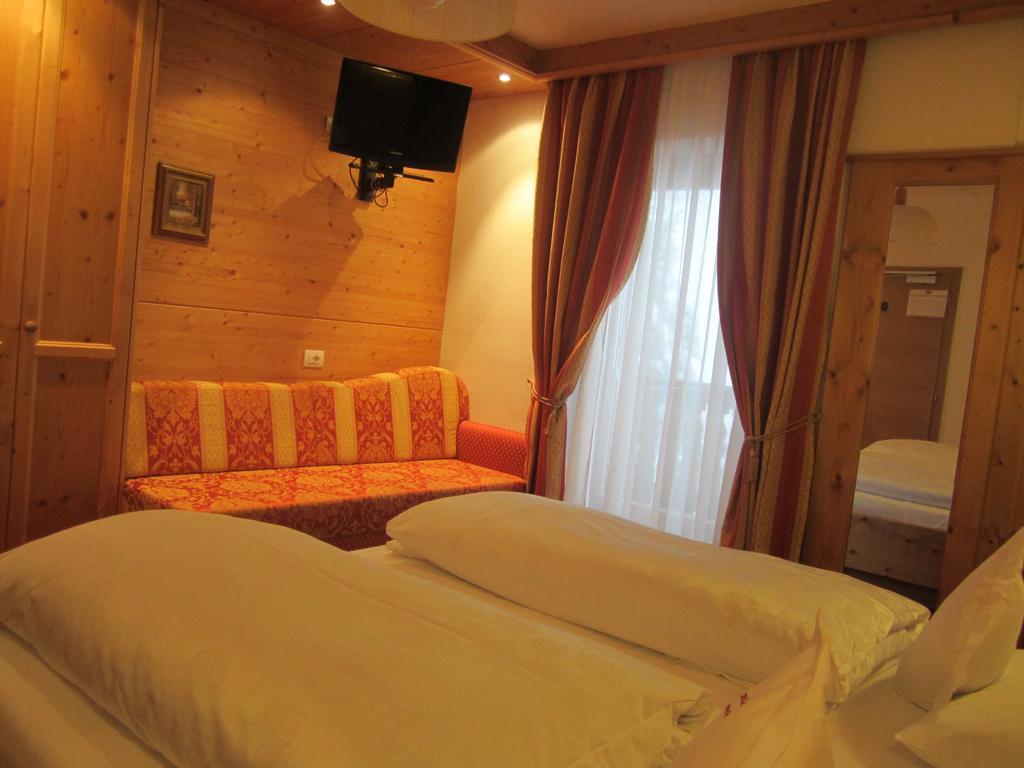 Hotel Ronce Urtijëi Oda fotoğraf